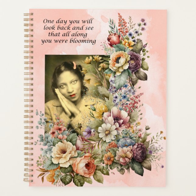 "Blooming all Along" Zitat hübsche Mädchen und Blu Planer (Vorderseite)