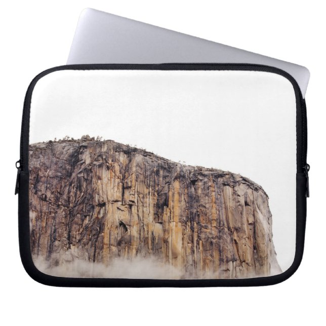 Bloße Klippe, die über Wolken steigt Laptopschutzhülle (Vorderseite)