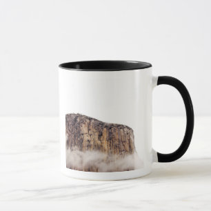 Bloße Klippe, die über Wolken steigt Tasse