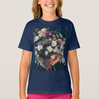 "Blossom Bliss: T - Shirt für lebendige Blume-Desi