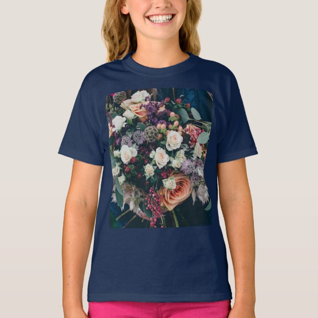 "Blossom Bliss: T - Shirt für lebendige Blume-Desi (Vorderseite)