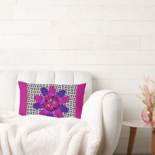 Blossom in Rosa und Lila in Schwarz und Weiß Lendenkissen