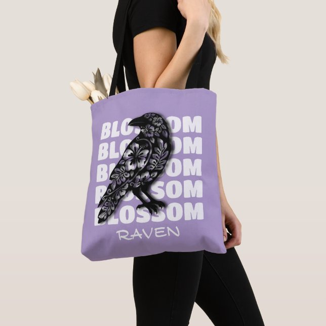 Blossom Raven – Blütenrabe (Von Nahem)