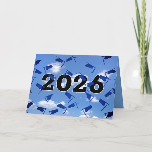 Blue 2026 Graduation Caps in Sky  Karte (Vorderseite)