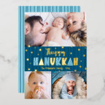 Blue 3 Foto Happy Hanukkah Fun Modern Real Gold<br><div class="desc">"Happy Hanukkah." Spaß, spielerisch, skurril, handgefertigt echte Goldfolie und hellblaue Typografie, eine zufällige Goldfolie Star of David Muster, und die blau gezeichneten Linien der Mitternacht überlagern einen dunkelblauen Hintergrund. Fügen Sie 3 Fotos Ihrer Wahl hinzu, um Ihnen in Hanukkah mit dieser atemberaubenden, farbenfrohen, personalisierten echten Goldfolienkarte zu helfen. Handgezeichnete dunkelblaue...</div>