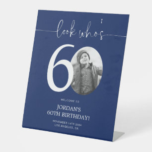 Blue 60. Geburtstag Begrüßungszeichen   Schau, wer Sockelschild