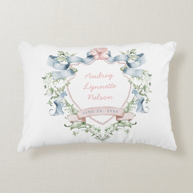 Blue and Pink Grandmillennial Ribbon Wappen Baby Dekokissen (Vorderseite)
