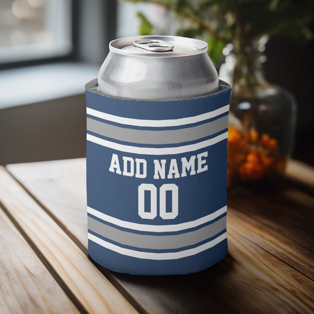Blue and Silver Sports Jersey Individuelle Name Nu Dosenkühler (Personalized Can Cooler - add a name and custom text to this sports jersey design)