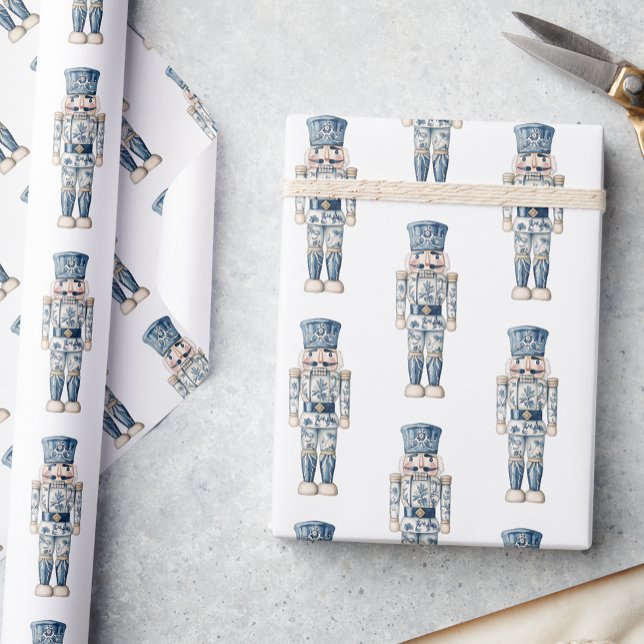 Blue and White Chinoiserie Christmas Nutcracker Geschenkpapier (Von Creator hochgeladen)