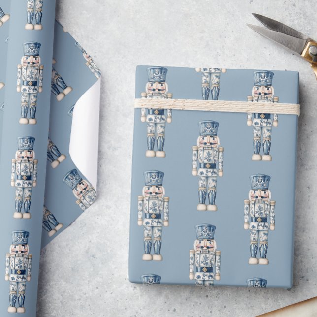 Blue and White Chinoiserie Christmas Nutcracker Geschenkpapier (Von Creator hochgeladen)