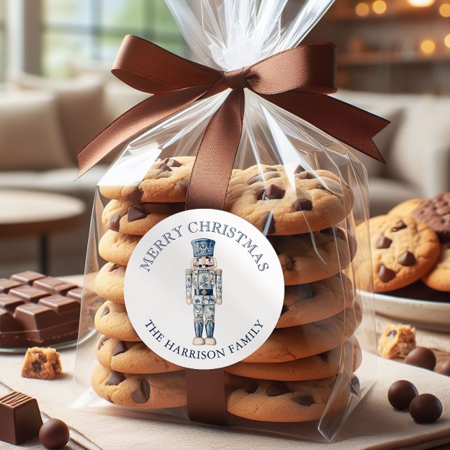 Blue and White Chinoiserie Christmas Nutcracker Runder Aufkleber (Von Creator hochgeladen)