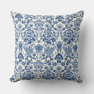 Blue and White Chinoiserie Peony Floral Pattern Kissen
