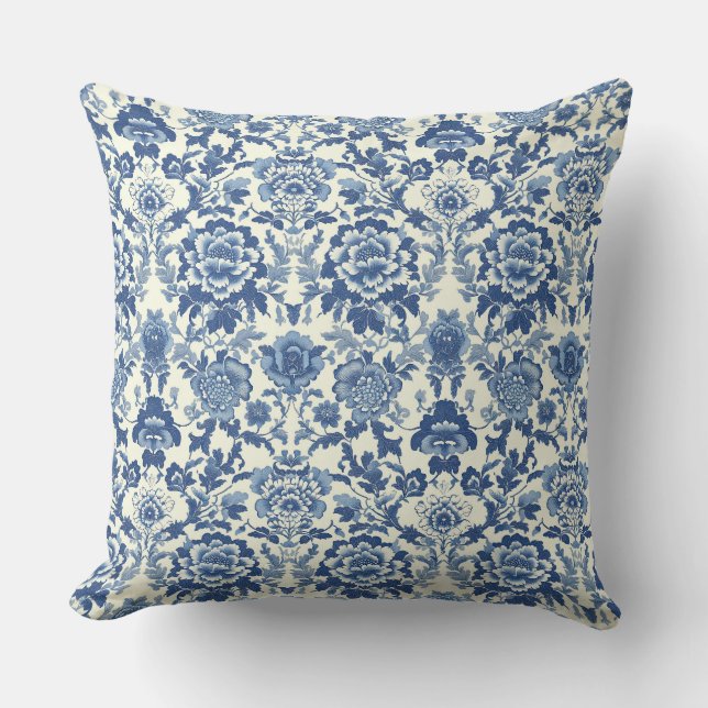 Blue and White Chinoiserie Peony Floral Pattern Kissen (Vorderseite)
