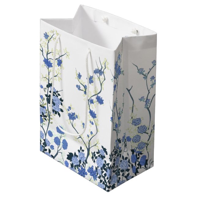 Blue and White Floral Geschenktasche Mittlere Geschenktüte (Vorderseite Schrägansicht)