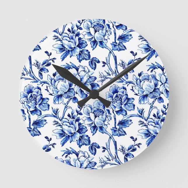 Blue and White Magnolias Toile de Jouy Runde Wanduhr (Vorderseite)
