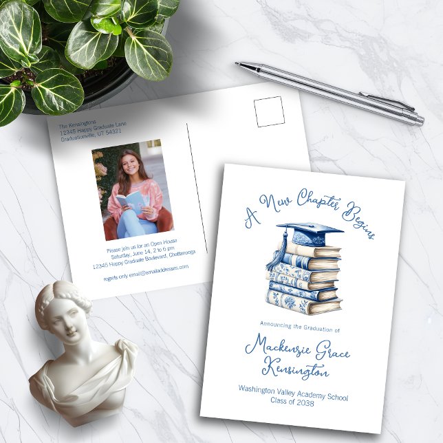 Blue and White Toile Books New Chapter Abschluss Ankündigungspostkarte (Blue and White Toile Books New Chapter Graduation Announcement Postcards)