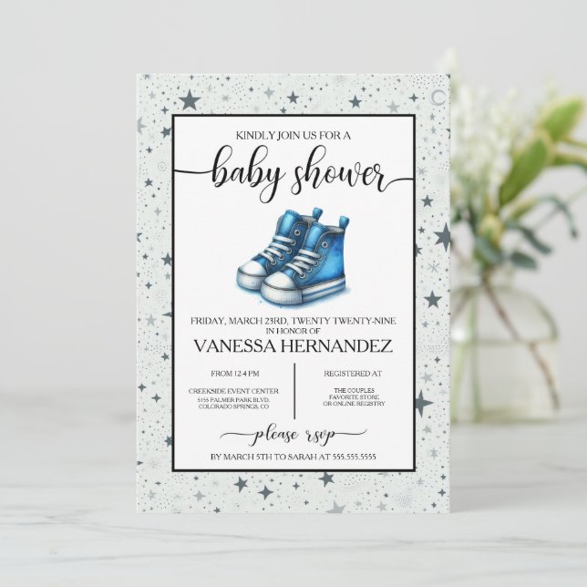 Blue Baby High Tops Baby Dusche Einladung (Stehend Vorderseite)