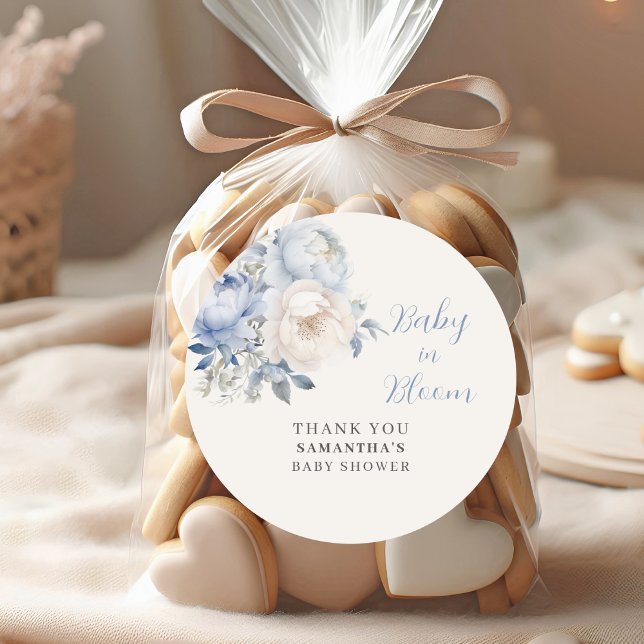 Blue Baby in Bloom Floral Boy Babydusche Runder Aufkleber (Von Creator hochgeladen)