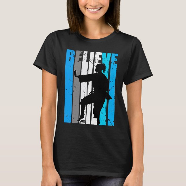 Blue Believe Motivational Girls Karate Retro Graph T-Shirt (Vorderseite)