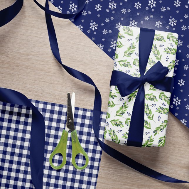 Blue Berry Twigs Snowflakes Holiday Patterns Geschenkpapier Set (Von Creator hochgeladen)