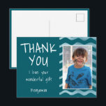 Blue Birthday Vielen Dank Kids Foto Postkarte<br><div class="desc">Blue Birthday Danke Kids Foto Postcard. Personalisierter Geburtstag danke Ihnen Karte für Ihre Freunde und Familie. Laden Sie Ihr Foto hoch und personalisieren Sie die Postkarte mit Ihrem Namen und Text. Die Postkarte hat vorne blaue Wellen. Großartig wie danke Karte für Jungs.</div>