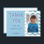 Blue Birthday Vielen Dank Kids Foto Postkarte<br><div class="desc">Blue Birthday Danke Kids Foto Postcard. Personalisierter Geburtstag danke Ihnen Karte für Ihre Freunde und Familie. Laden Sie Ihr Foto hoch und personalisieren Sie die Postkarte mit Ihrem Namen und Text. Die Postkarte hat vorne blaue Wellen. Großartig wie danke Karte für Jungs.</div>