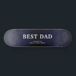 Blue Black Leather Best Vater Vatertag Skateboard<br><div class="desc">Blue Black Leather Print Best Vater Vatertag Skateboard. Der Hintergrund ist dunkelblau, schwarz, Lederbedruckt. Der Text ist eine trendige Typografie. Ein perfektes Geschenk für einen Vater oder einen neuen Vater am Vatertag. Dieses moderne, maßgeschneiderte Skateboard ist ein perfektes Geschenk für einen Papa am Vatertag, Geburtstag oder Weihnachten und einen süßen...</div>