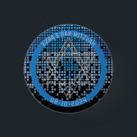 Blue Black Video Game Gamer Bar Mitzvah Button<br><div class="desc">Blauer, schwarzer und grauer (grauer) Pixel-Gamer oder Videospiel-Bar Mitzvah Gunst-Taste. Dieses nicht-traditionelle Gamer inspiriert Video-Gaming-Design verfügt über einen jüdischen Star of David. Es gibt auch blaue und graue (graue), regnende oder kaskadierende Computer-Pixel im digitalen Stil entlang des Hintergrunds der personalisierten Taste. Die Schriftart sind Techno-Computerstil. Dieses Videospiel Bar Mitzvah personalisiert...</div>