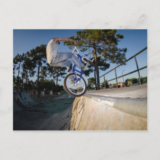Blue BMX Balancing auf Ledge Postkarte