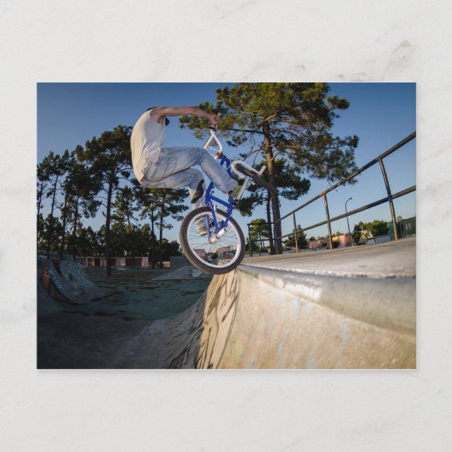 Blue BMX Balancing auf Ledge Postkarte (Vorderseite)