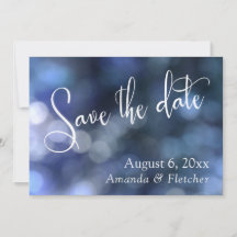 Blue Bokeh, moderne Save the Date Kalligraphie
