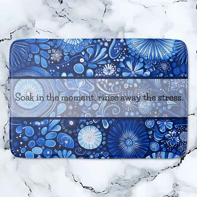 Blue Botanical Shibori Sprichwort Badematte (Blue Botanical Shibori Bath Mat with saying: Soak in the moment, rinse away the stress.)
