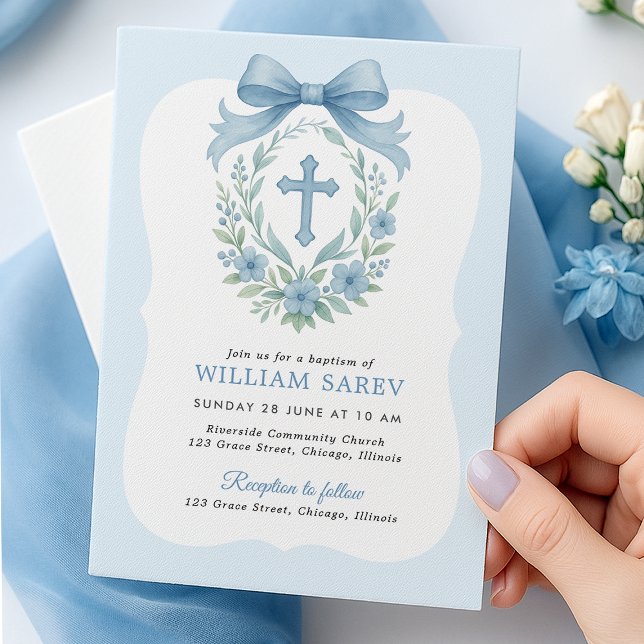 Blue Bow Boy Taufe Einladung mit Kranz (Boy baptism card with blue bow and cross wreath – hand holding scalloped design)