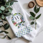 Blue Bow Coastal Weihnachten Nautical Monogram Geschirrtuch<br><div class="desc">Mit diesem personalisierten Weihnachtshandtuch an der Küste lassen Sie Ihre Küche mit elegantem Küchencharme verwöhnen. Mit einem Aquarellkranz aus festlicher Vegetation, einer Krabbe, einem Leuchtturm und nautischen Details, die mit einem blauen Bogen verbunden sind, bildet dieses Design Ihr Monogramm wunderschön ab. Die gemusterte Grenze fügt eine raffinierte Touch hinzu, die...</div>