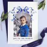 Blue Bow Joto the World Christmas Foto Feiertagskarte<br><div class="desc">Feiern Sie mit dieser Blue Bow Joy to the World Christmas Foto Card die Freude an der Urlaubssaison. Dieses elegante Aquarellblau-Bogen, das Ihr gepflegtes Foto umrahmt, vermittelt eine zeitlose Botschaft der Ruhe und Liebe. Die ausgeklügelte Typografie und die sanften blauen Akzente machen es zur perfekten Karte, um Familie und Freunden...</div>