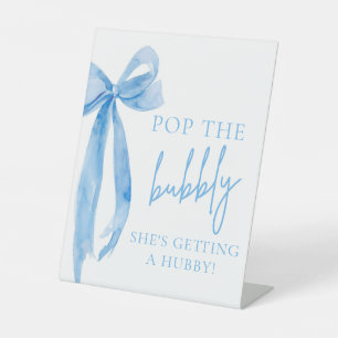 Blue Bow Pop The Bubbly She's Get a Hubby Sign Sockelschild