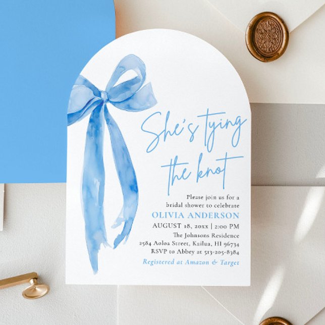 Blue Bow Sie bindet das Brautparty des Knotens Einladung (Modern Watercolor Dusty Blue Bow She's Tying the Knot Arch Bridal Shower Invitation)