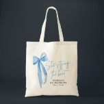 Blue Bow Sie bindet den Knoten-Junggeselinnen-Absc Tragetasche<br><div class="desc">Die Blue Bow - Die Blauen Taschen von Knot-Junggeselinnen-Abschied - das perfekte Zubehör für die Braut-zu-sein! Diese schicke Tasche ist mit dem Satz "She's Tying the Knot" in einem stilvollen rosa Bug-Design gestaltet, das jedem Junggeselinnen-Abschied eine Touch Eleganz verleiht. Diese aus robustem, Öko-freundlichem Stoff gefertigte Tasche ist geräumig und praktisch...</div>