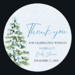 Blue Bows Christmas Tree Girl Winter Baby Shower Runder Aufkleber<br><div class="desc">Der Blue Bows Christmas Tree Girl Winter Baby Shower Classic Sticker fügt Ihrer Babydusche eine skurrile Touch hinzu! Mit einem zarten blauen Bogen und einem festlichen Weihnachtsbaum ist dieser Aufkleber ideal, um ein kleines Mädchen im gemütlichen, saisonalen Stil zu feiern. Nutzen Sie sie auf Favoriten, Einladungen oder Dekogegenständen, um Ihren...</div>