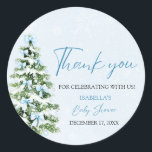 Blue Bows Christmas Tree Girl Winter Baby Shower Runder Aufkleber<br><div class="desc">Der Blue Bows Christmas Tree Girl Winter Baby Shower Classic Sticker fügt Ihrer Babydusche eine skurrile Touch hinzu! Mit einem zarten blauen Bogen und einem festlichen Weihnachtsbaum ist dieser Aufkleber ideal, um ein kleines Mädchen im gemütlichen, saisonalen Stil zu feiern. Nutzen Sie sie auf Favoriten, Einladungen oder Dekogegenständen, um Ihren...</div>