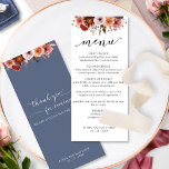 Blue Burgund, Blush Intricate Blumenmenü Menükarte<br><div class="desc">Freuen Sie sich auf diese exquisite Menükarte. Set-Design mit einer einzigartigen Rosa- und Bordeaux-Anordnung und unten Namen und Datum. Handgeschriebene Schrift Typografie auf der Rückseite und vorne mit Dankeschön an die Gäste. Zurück in elegantem,  staubblauen Schatten.</div>
