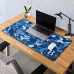 Blue Camouflage Personalisiert Modernes Monogramm  Schreibtischunterlage<br><div class="desc">Mit unserer Camouflage-Tischmatte können Sie eine Touch von militärisch inspiriert Stil in Ihr Zuhause-Büro oder Ihre Gaming-Einrichtung einfügen. Das blaue Camouflage-Design verleiht Ihrem Arbeitsbereich einen robusten und dennoch raffinierten Look. Diese extra große Maus-Pad ist das perfekte Bürozubehör, das eine glatte Oberfläche für Ihre Maus bietet und gleichzeitig Ihren Schreibtisch vor...</div>