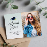 Blue Cap Abschluss danke Postcard Postkarte<br><div class="desc">Dieses Design verfügt über ein benutzerdefiniertes Foto. Fühlen Sie sich frei,  um das Bild zu ändern und danke Ihnen Nachricht auf der Rückseite.</div>
