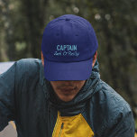 Blue Captain Name Typografy Bestickte Baseballkappe<br><div class="desc">Personalisieren Sie diese glückliche Angelkappe für Ihren bevorzugten "Captain". Erstellen Sie Ihr eigenes Design, indem Sie das Wort "Captain" ändern. Die Mütze meines Urgroßvaters... Cap'n Ivan. Er war Kapitän am Yukon River in den frühen 1900er Jahren, als Dampfboote und Fässer die wichtigsten Transportmittel für die Menschen im Inneren des Territoriums...</div>