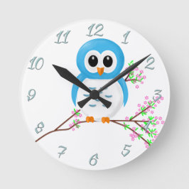 Blue Cartoon Owl auf einem Zweig Runde Wanduhr