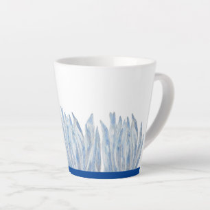 Blue Chalk Sticks auf einer kleinen Latte-Tasse Milchtasse