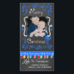 Blue Chalkboard Frohe Weihnachts-Weihnachtsfotokar Feiertagskarte<br><div class="desc">Fröhliche Weihnachtsfotokarten mit Chalkboard-Hintergrund,  viele hellblaue Wirbel und Text,  der Frohe Weihnachten,  eine Reihe von bunten Baumlichter in verschiedenen Farben,  blau hängende Ornamente,  und Bereiche können Sie diese schönen und hellen Urlaubskarten mit Ihrem Foto und Namen anpassen!</div>