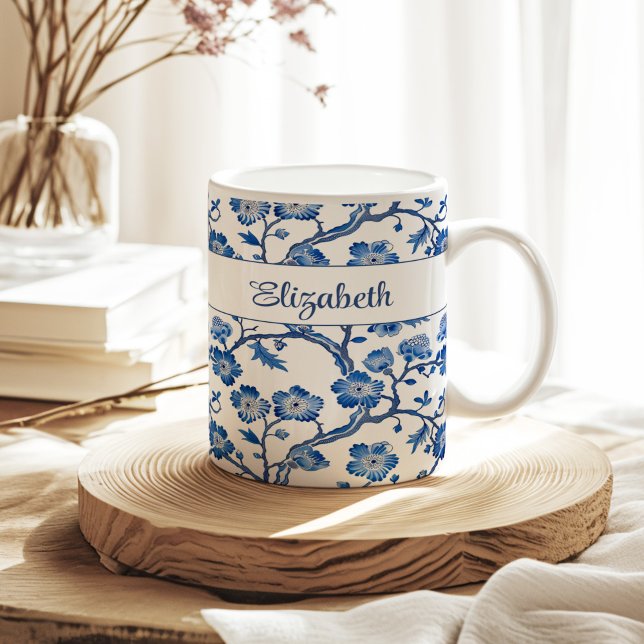 Blue Chinoiserie Floral Individuelle Name Kaffeetasse (Blue Chinoiserie Floral Custom Name Coffee Mug on a sunny neutral boho kitchen table.)
