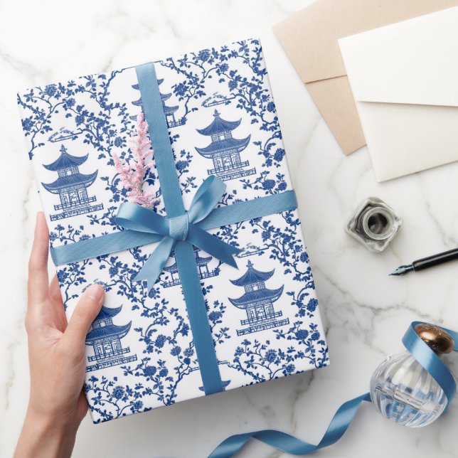 Blue Chinoiserie Pagodas Toile Geschenkpapier (Schenken)