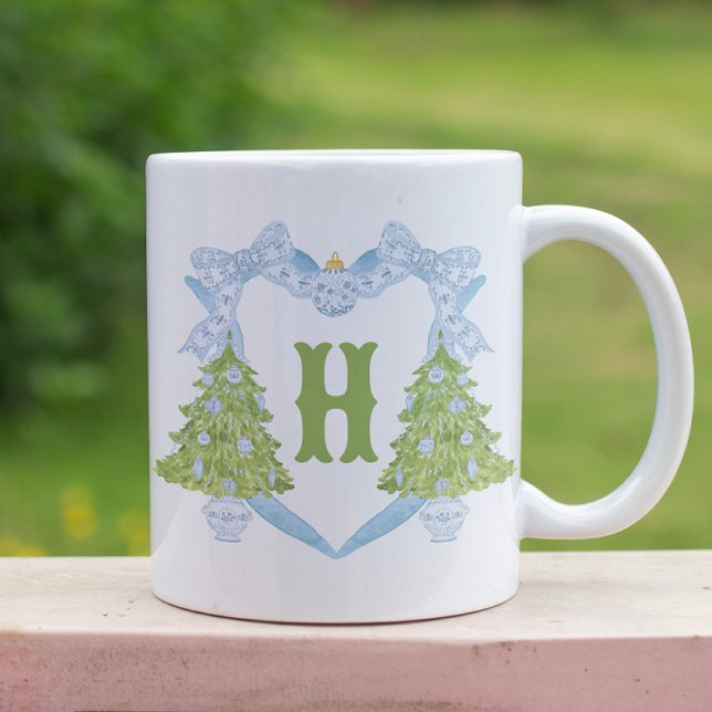 Blue Chinoiserie Weihnachtsbaum Monogram Wappen Zweifarbige Tasse (Von Creator hochgeladen)